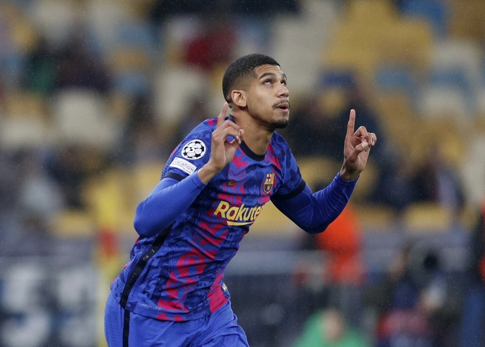 Ronald Araujo Claims Decision On His Barcelona Future Could Be Imminent Amid United Interest