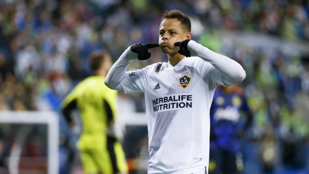 Chicharito has roller-coaster ride in chaotic draw vs. Seattle Sounders
